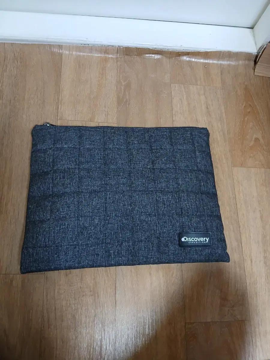 디스커버리 익스페디션 패딩 파우치(가죽아님)