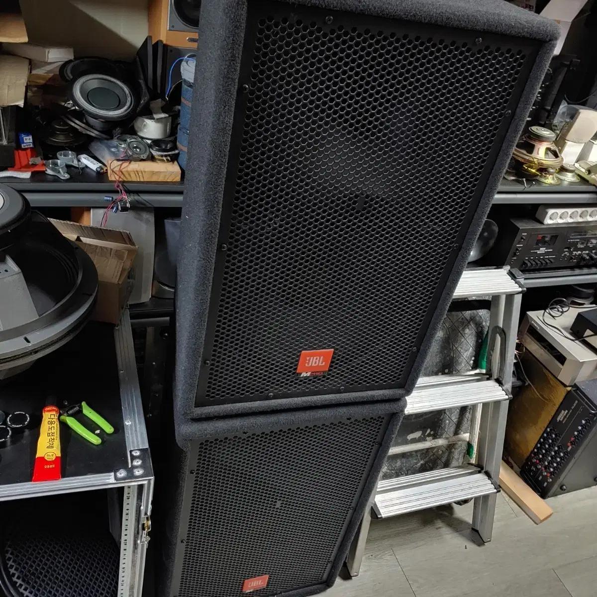 JBL MPRO MP215 스피커입니다