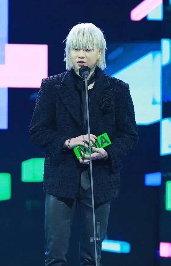 더그레이티스트 블레이저 애쉬아일랜드 착용