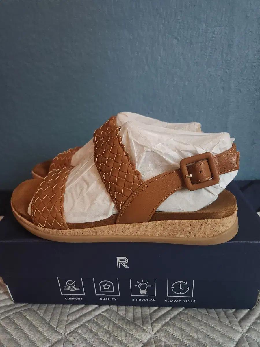 락포트 여성 Yarelia 샌들 240 사이즈