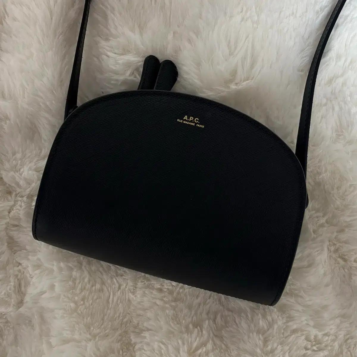 A.P.C. 아페쎄 데미룬 하프문 카프스킨 미니 크로스백 블랙