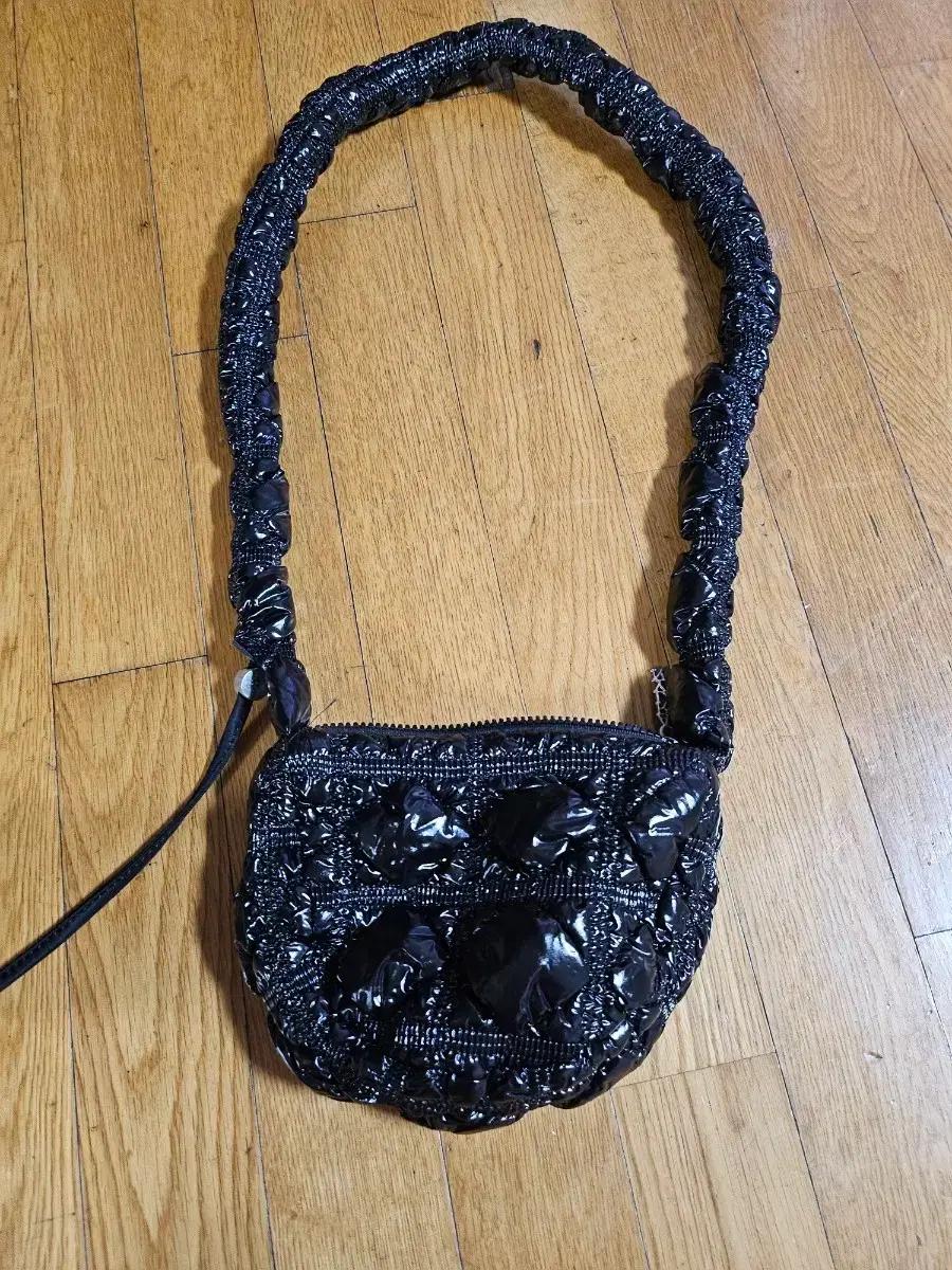 칼린 블랙 퀼팅 미니 크로스백