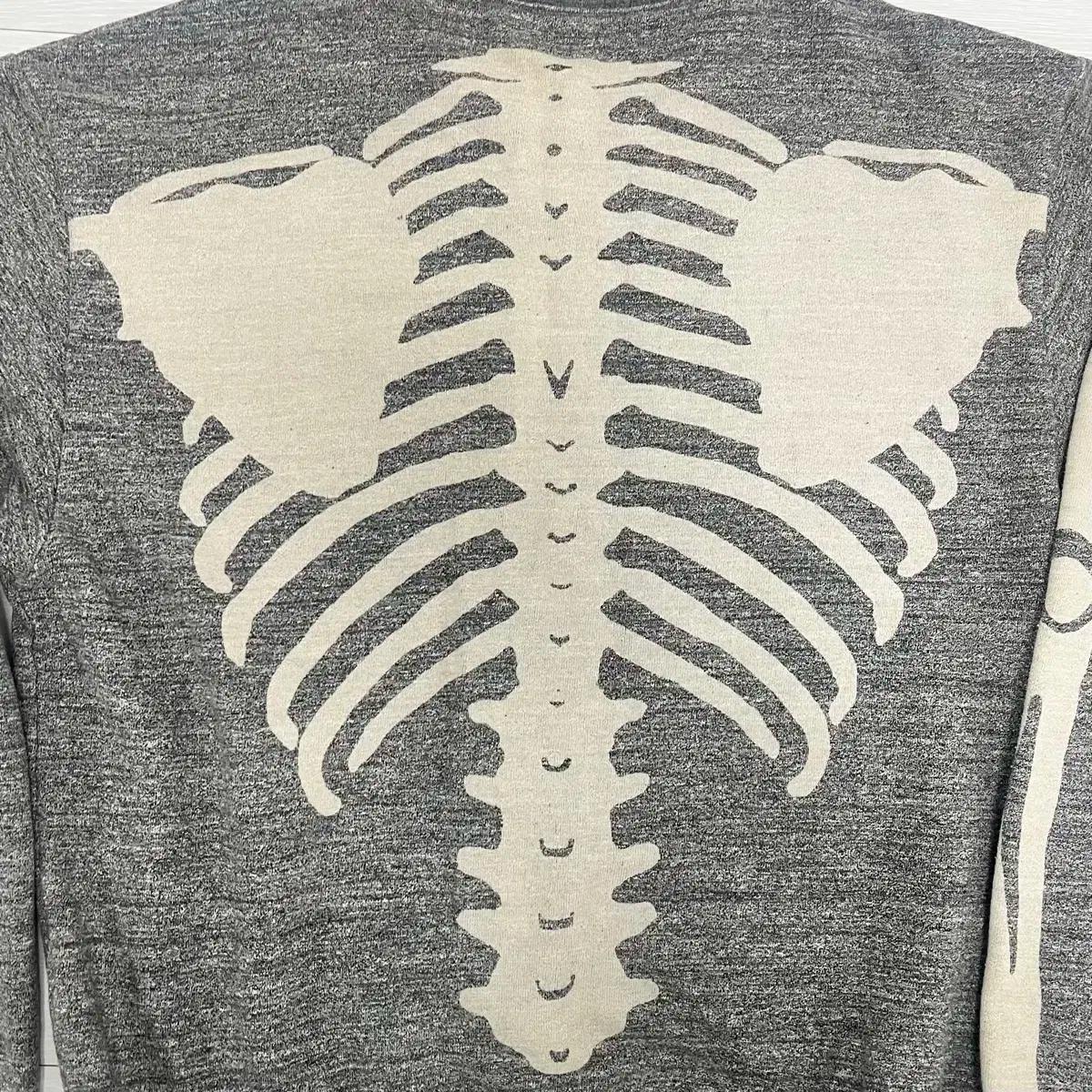 캐피탈 본 맨투맨 4