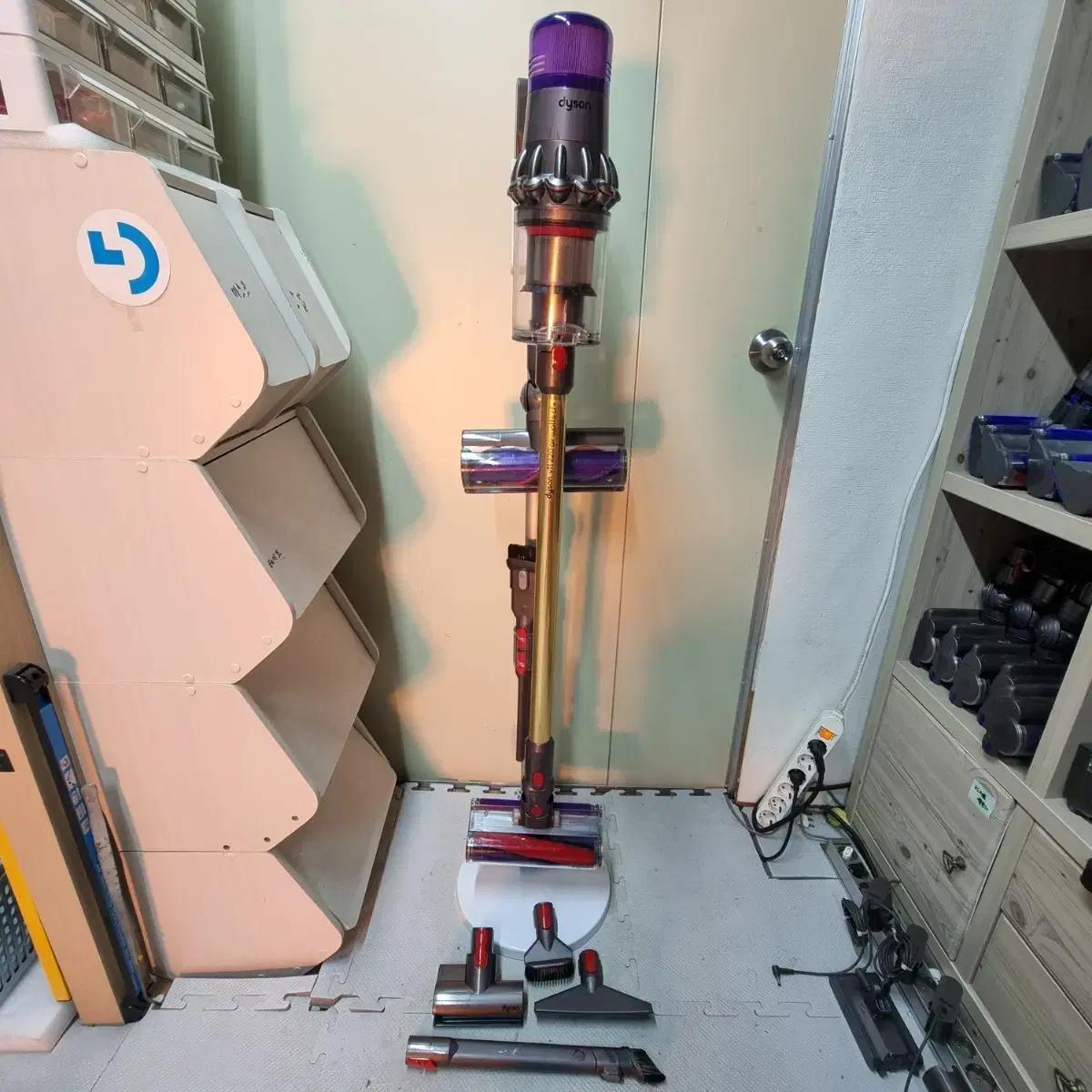 다이슨 v11 에어와트풀세트 거치대 포함