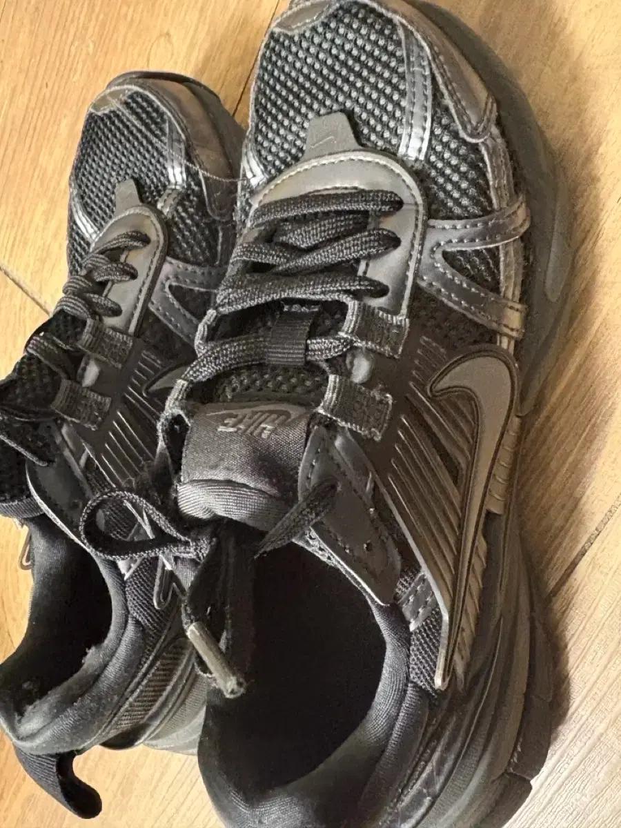 나이키 V2k 런 블랙 225(상태좋음)