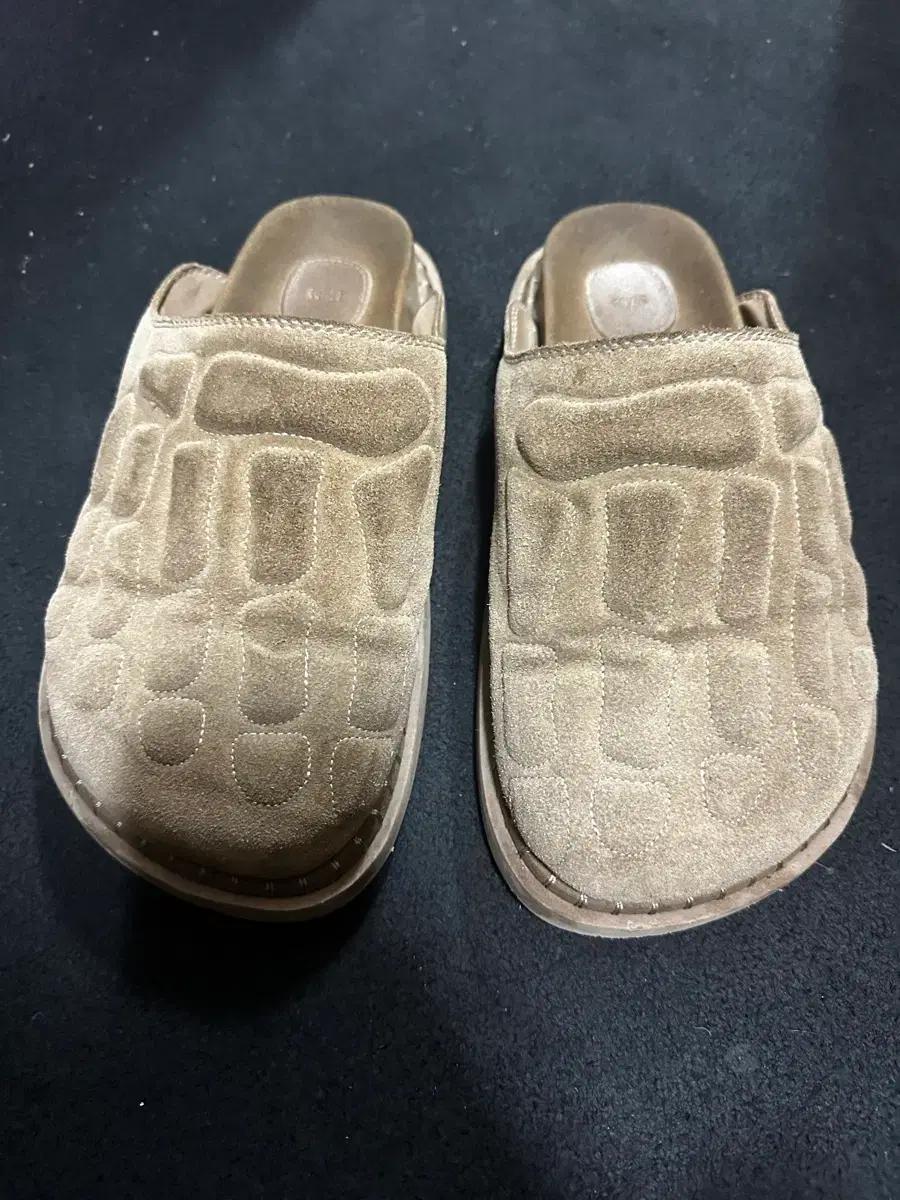 킨치x이예 본 뮬 카멜 260