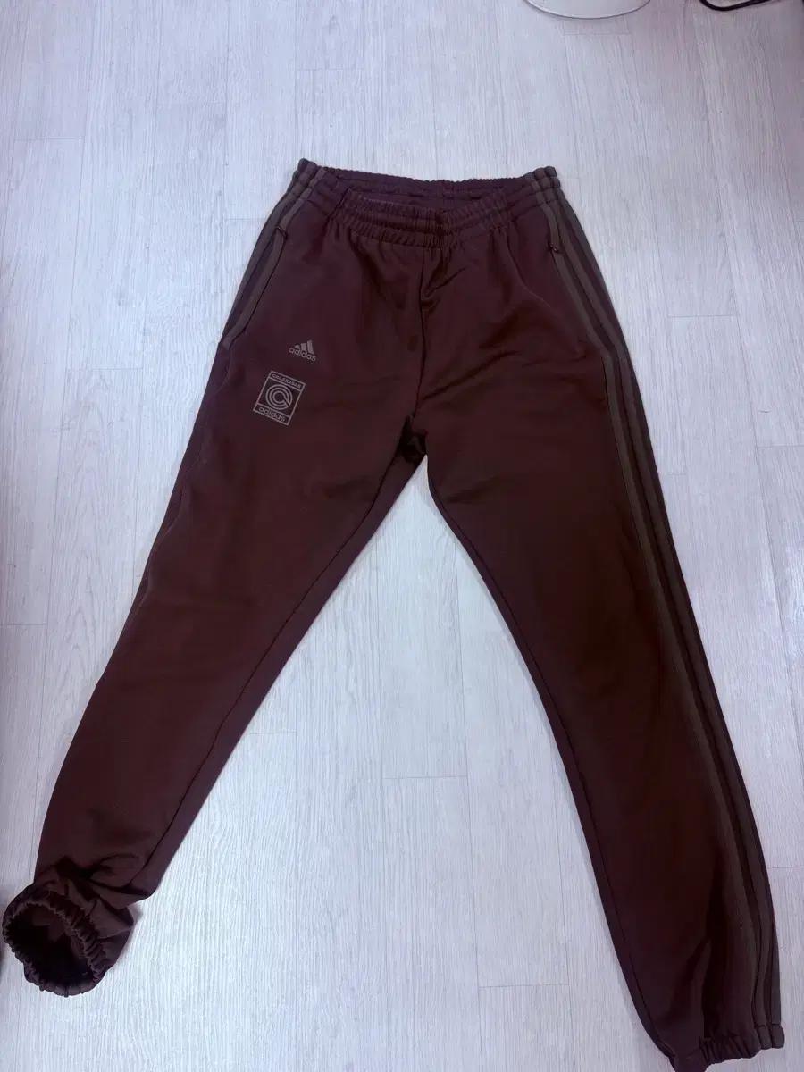 아디다스 칼라바사스 트랙 바지