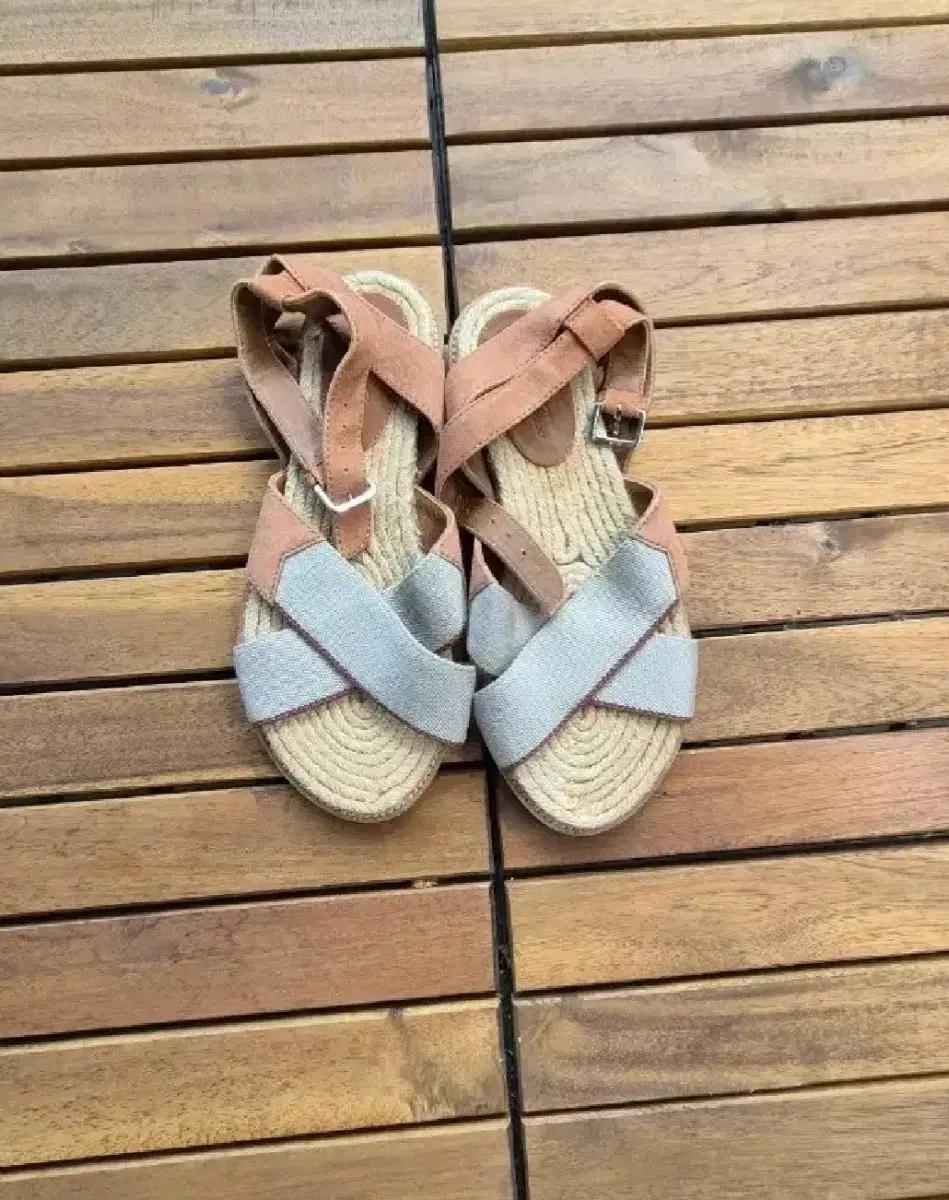 정품 로로피아나 샌들