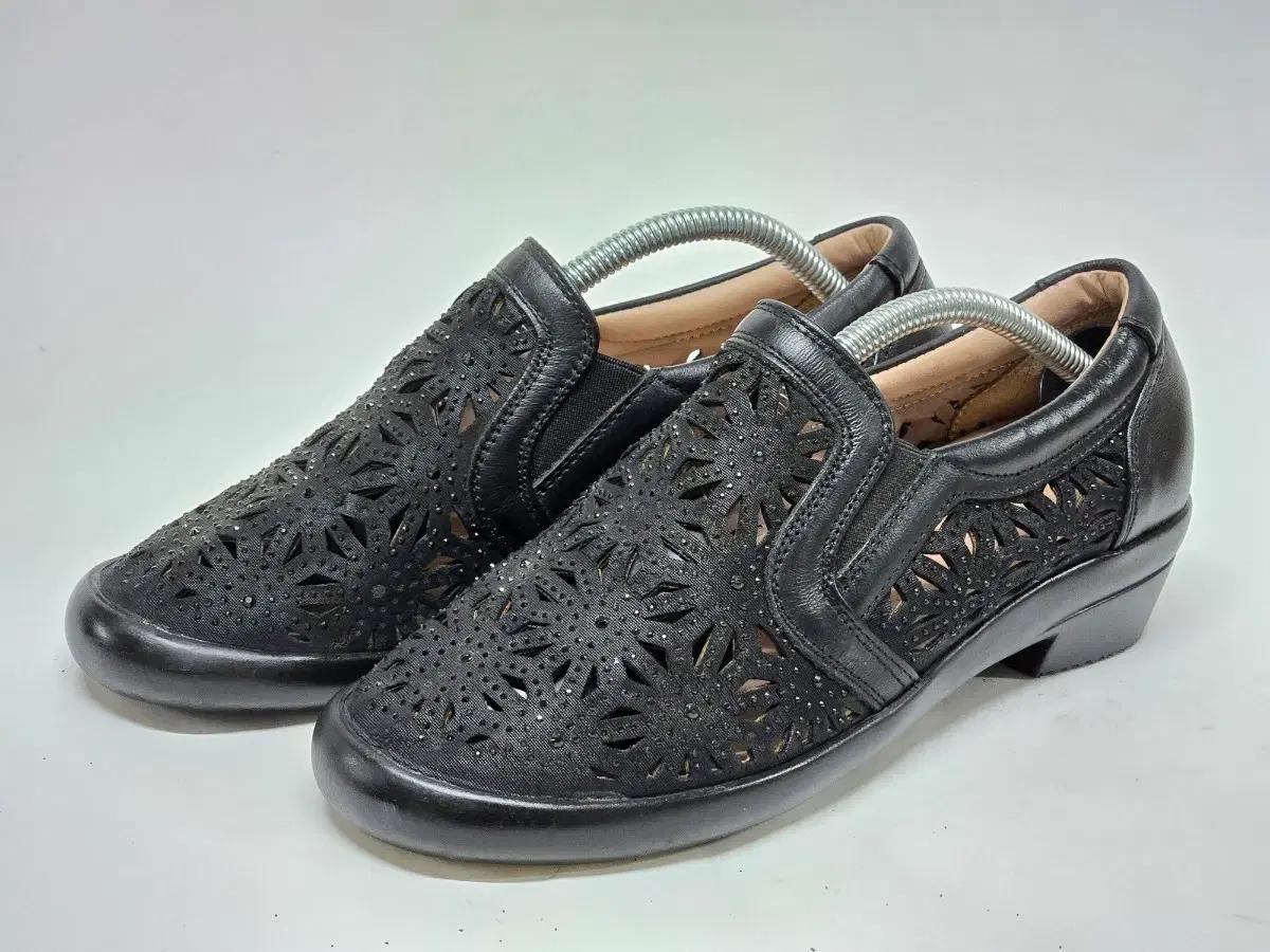 블랙 펀칭 가죽 여성 슬립온 슈즈 235mm