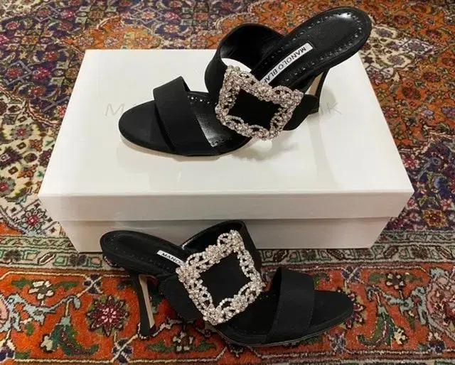 마놀로블라닉 샤틴 샌들