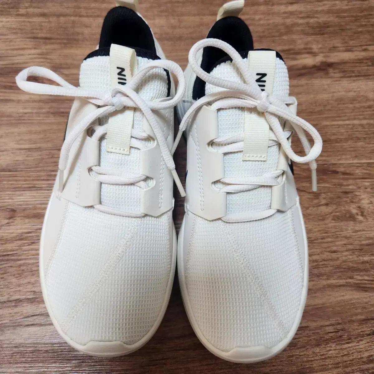 나이키 여성 운동화 DV8405-100모델