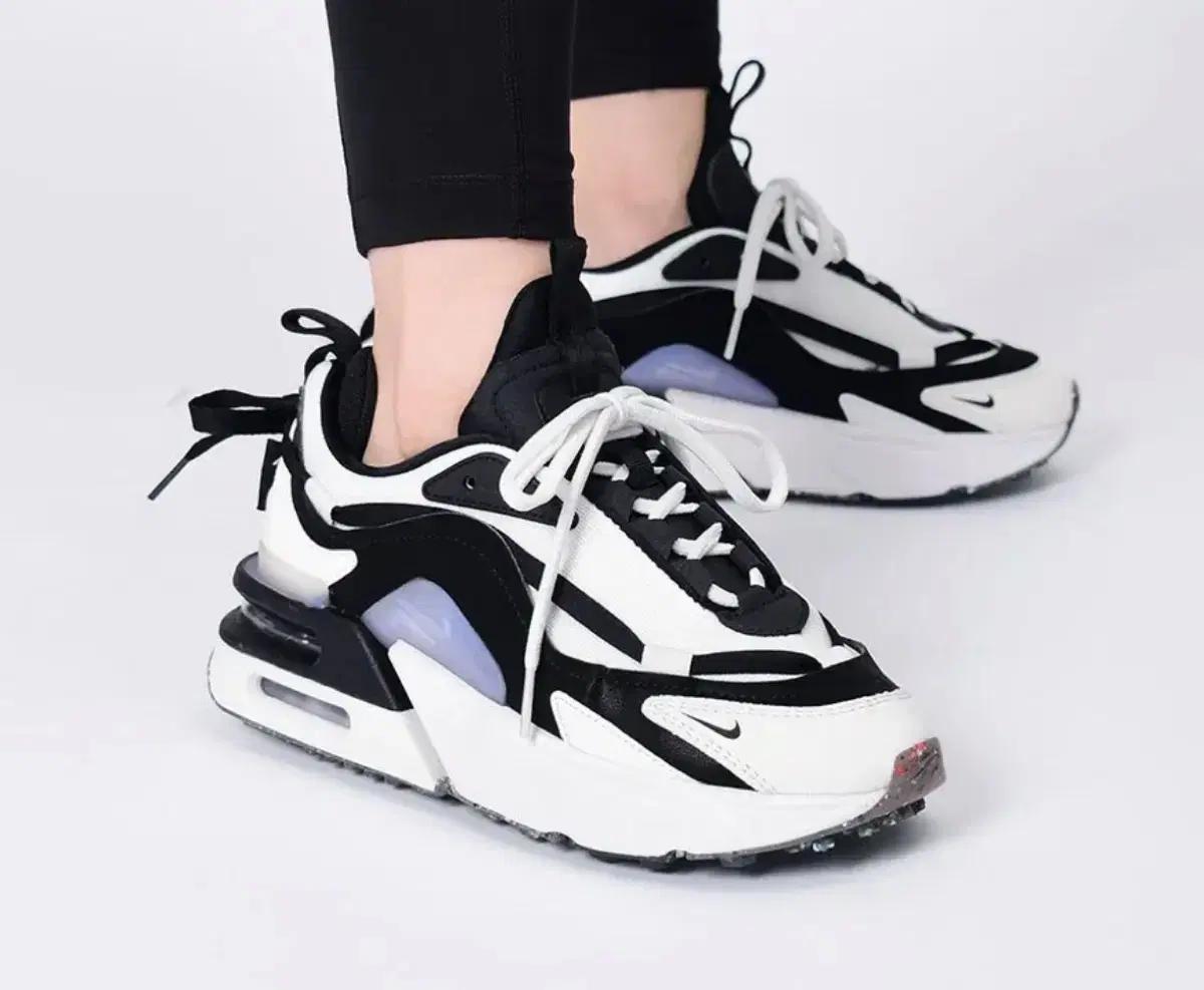 나이키 우먼스 에어맥스 퓨리오사 블랙 화이트 255