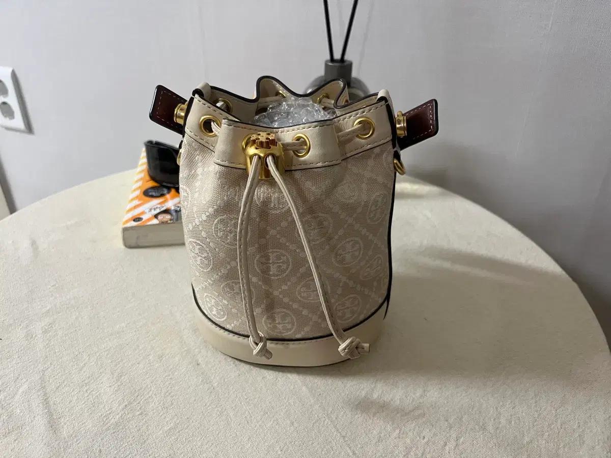 토리버치 버킷백 아이보리 패턴 가방