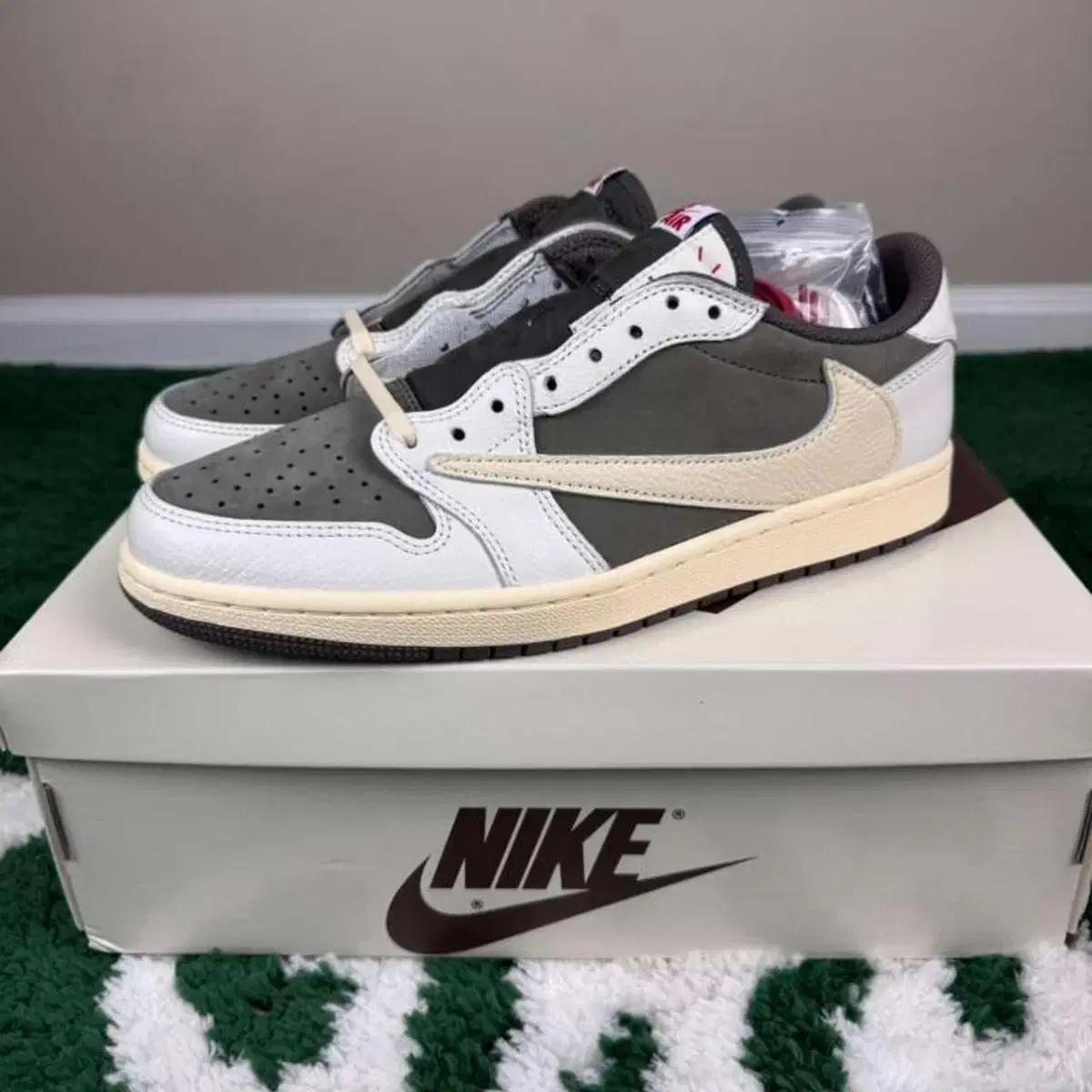 나이키 NIKE 트래비스 스캇 조던 1 로우 '모카 스웨이드'
