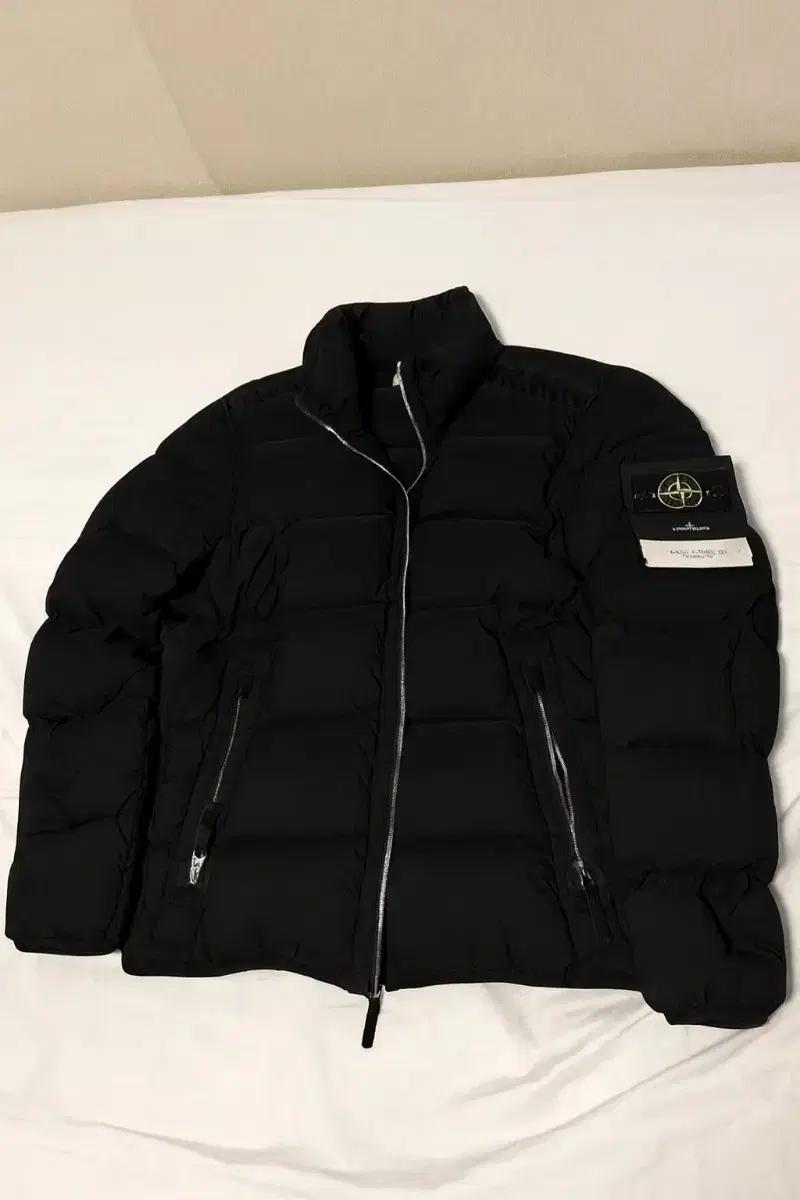 스톤아일랜드 23FW 심리스 논후드 패딩 S사이즈