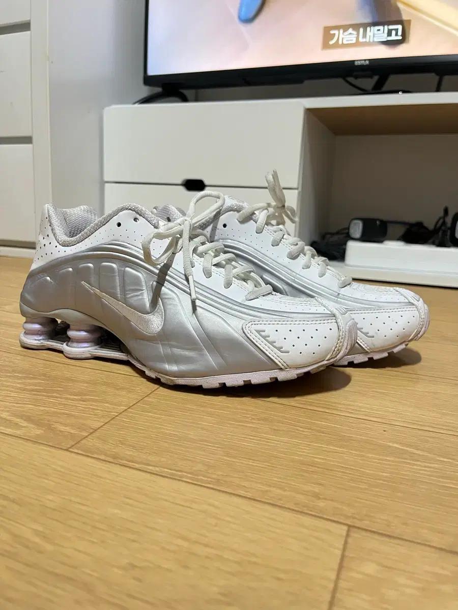 (W) 나이키 샥스 R4 화이트 앤 메탈릭 플래티넘 250
