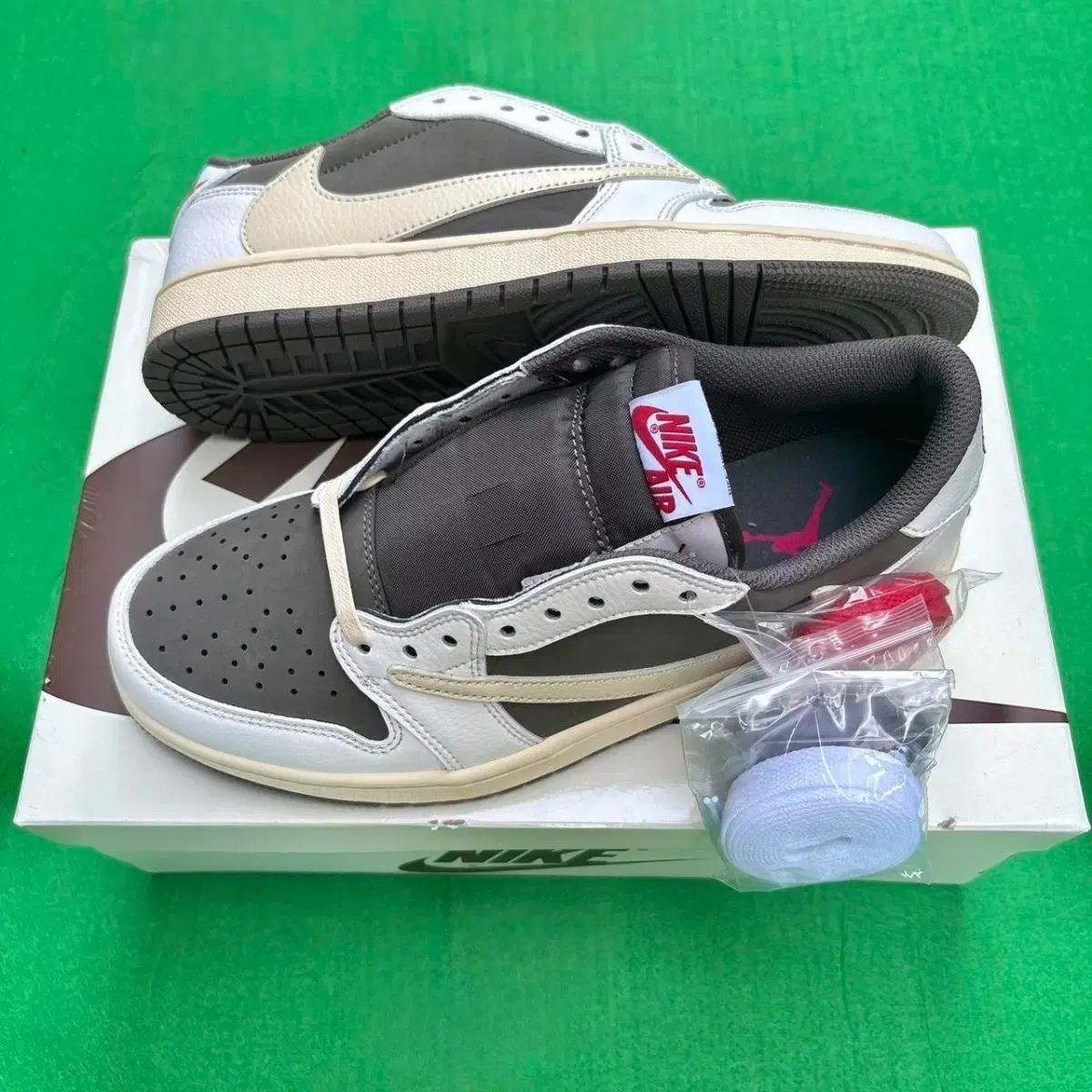 나이키 NIKE 트래비스 스캇 조던 1 로우 '머카' 스웨이드