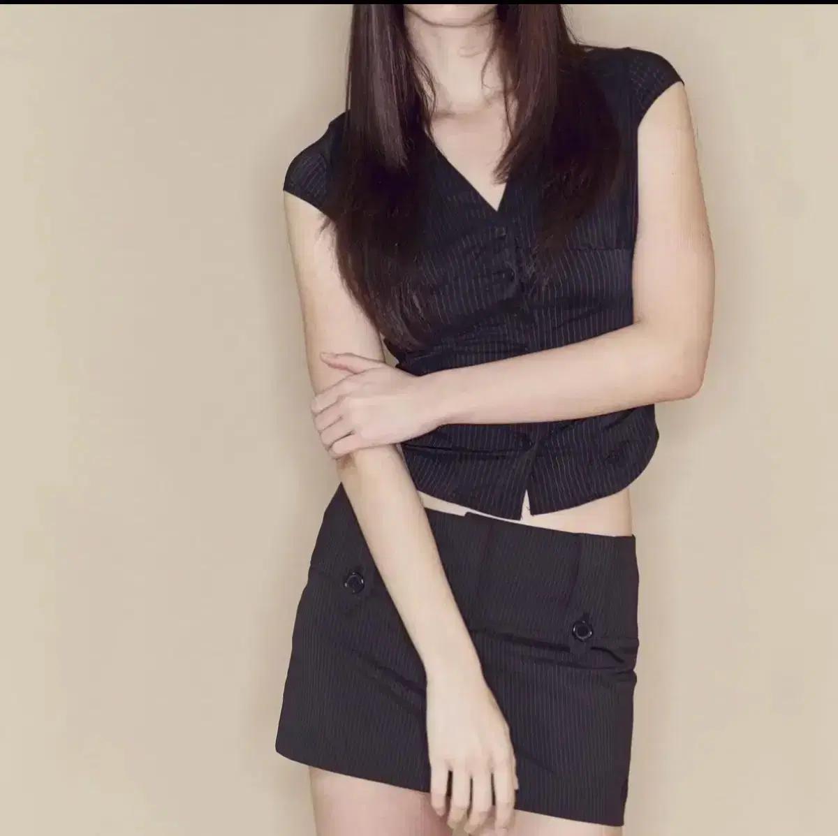 (새상품)플리즈노팔로우 클로이 브이 셔츠탑