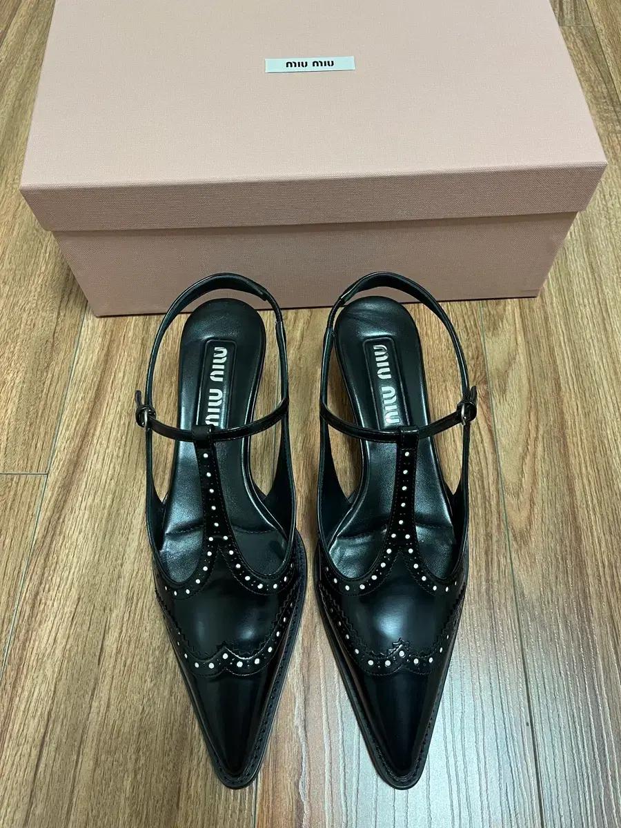 미우미우 블랙 레더 샌들