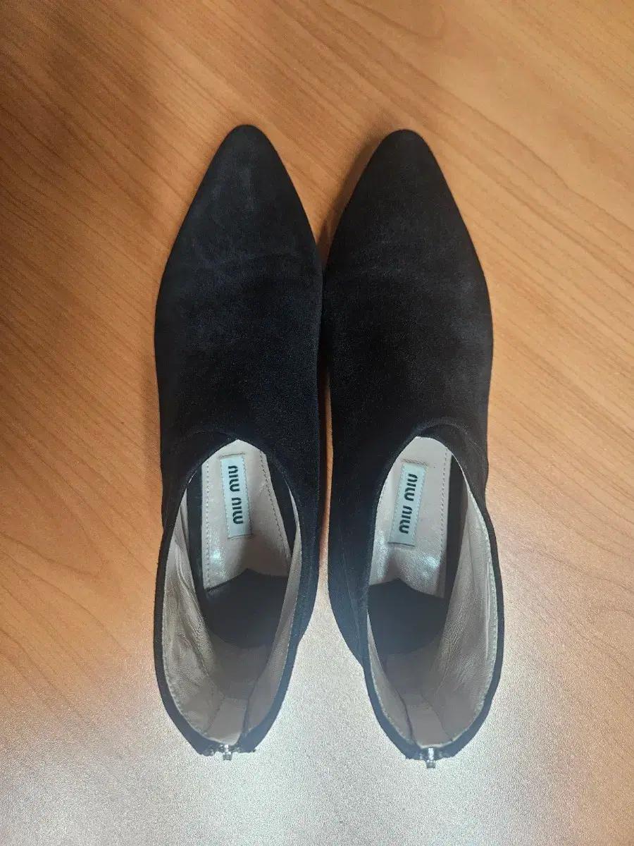 미우미우 스웨이드 앵글부츠