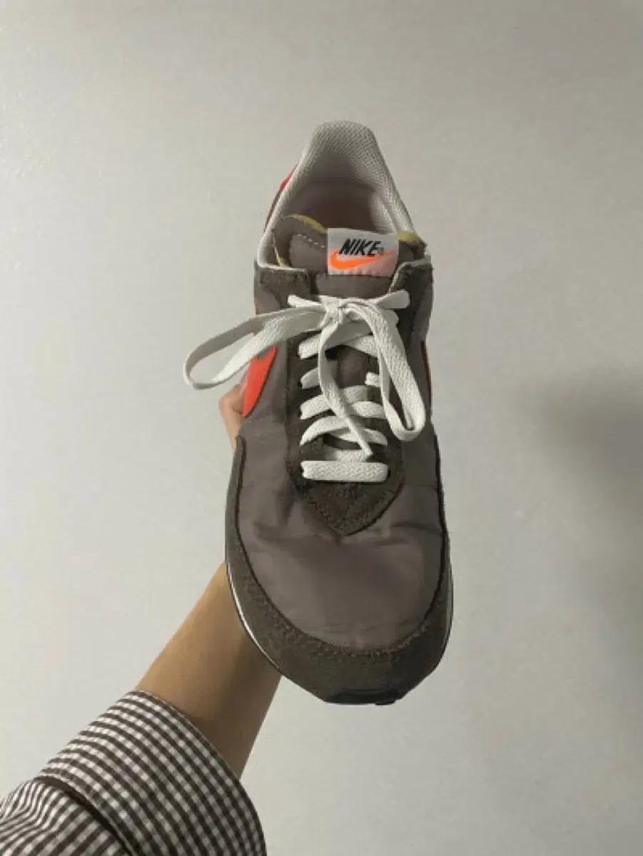 나이키 와플 트레이너2 문 파슬 팀 오렌지 280사이즈 판매합니다