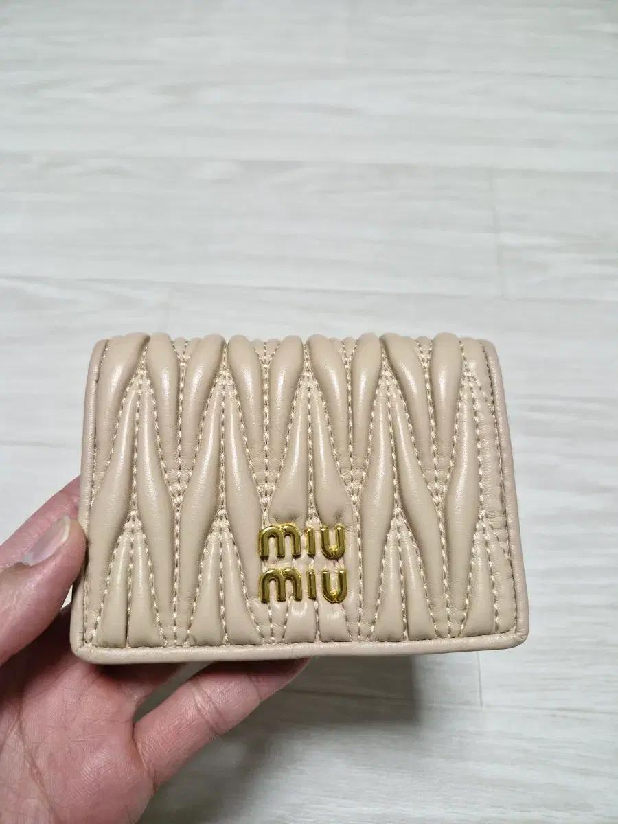 미우미우 마테라쎄 나파 반지갑