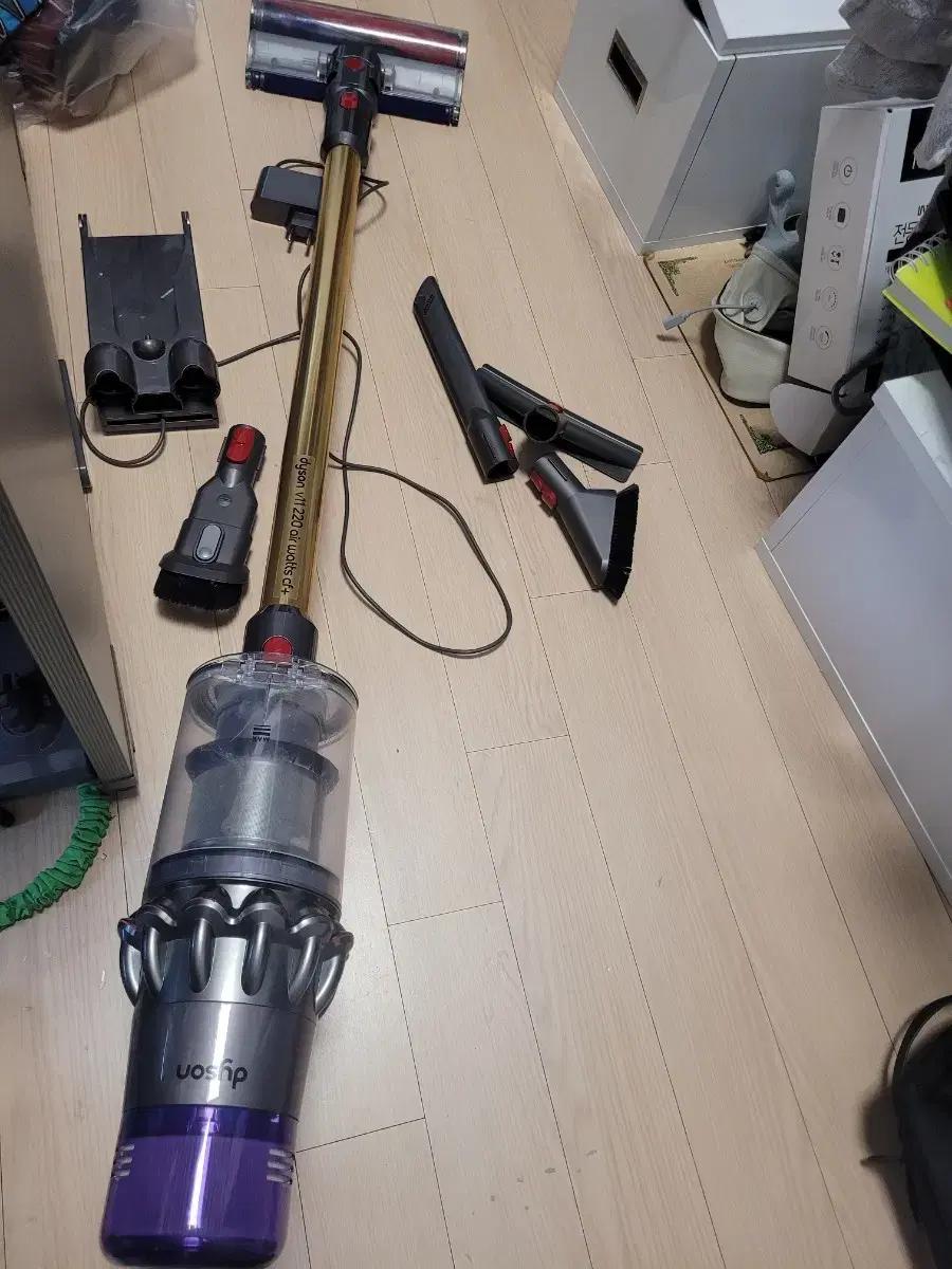 상태 좋음 A급 다이슨 V11 에어와트 CF+ 무선청소기팝니다 26만원