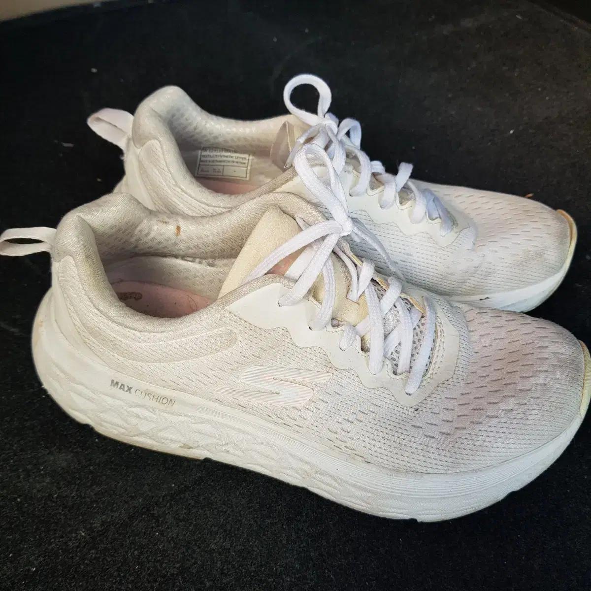 스케쳐스 맥스 쿠션 운동화 화이트