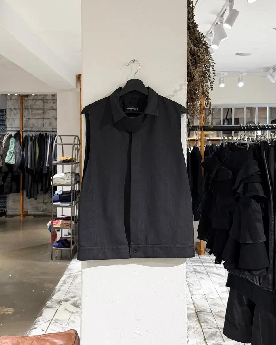 엠포리오 아르마니 차콜 매트 라인 하이넥 베스트