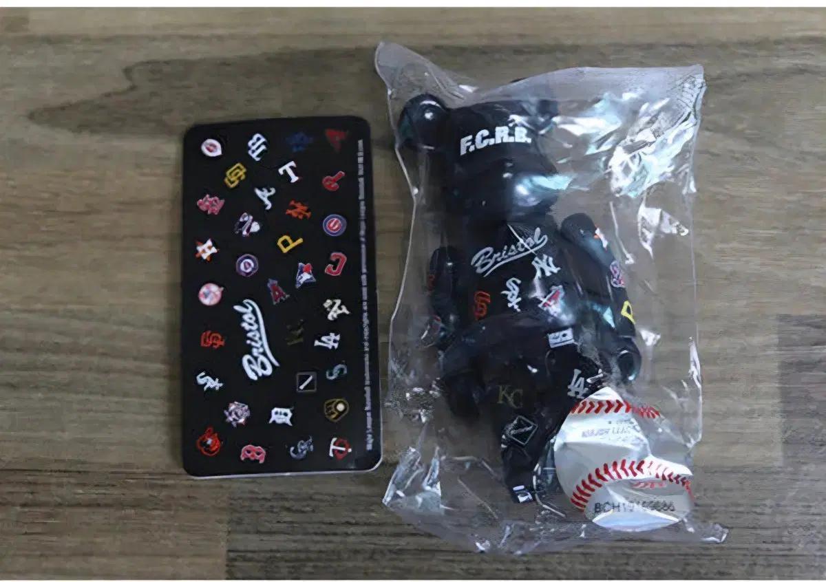 베어브릭44탄 슈퍼시크릿