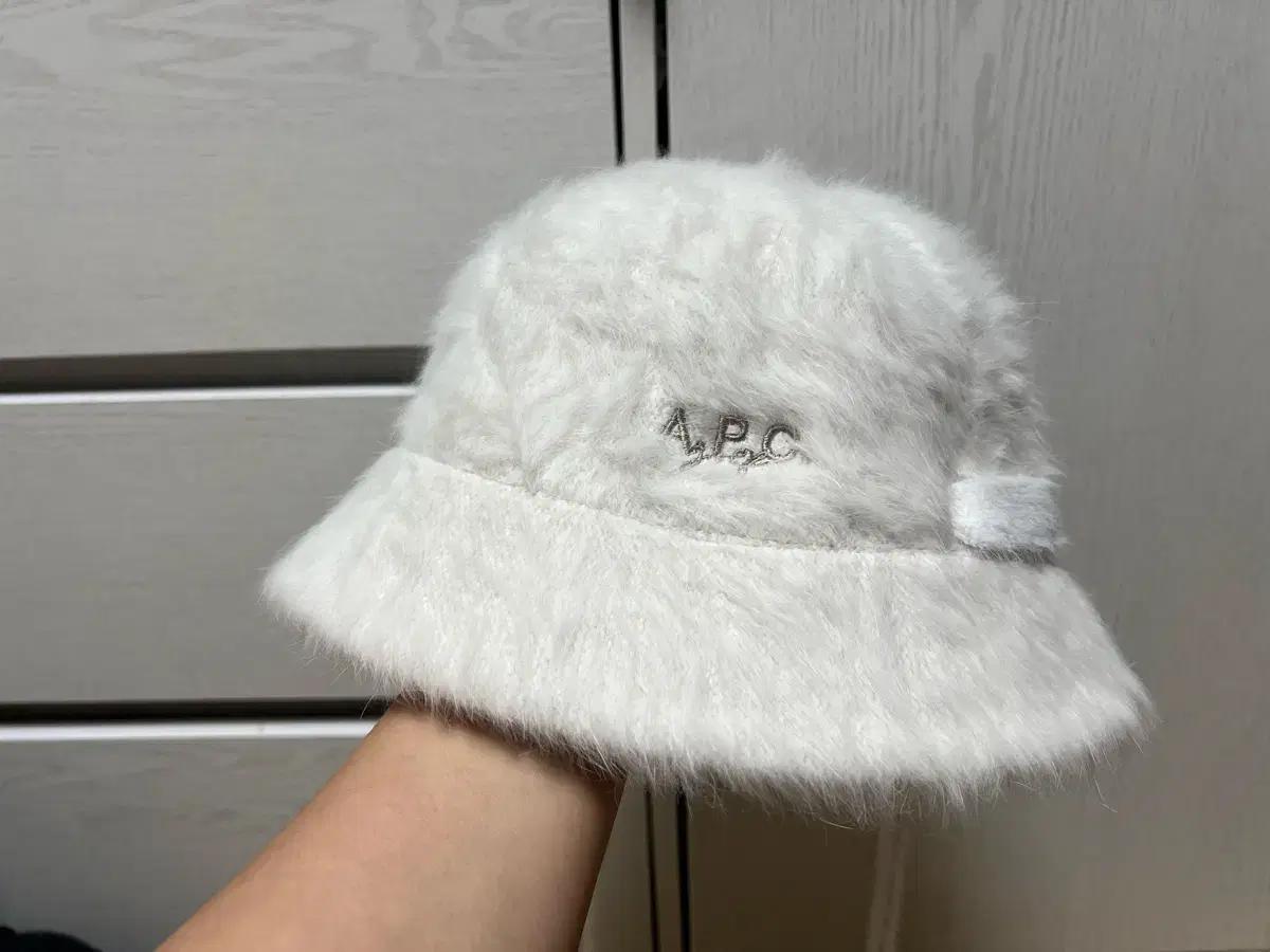 25F/W A.P.C 아페쎄 엘레나 버킷햇