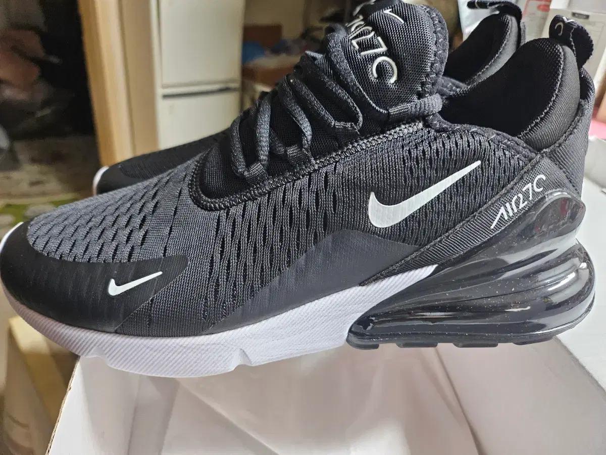 나이키 에어맥스 270. (255mm)