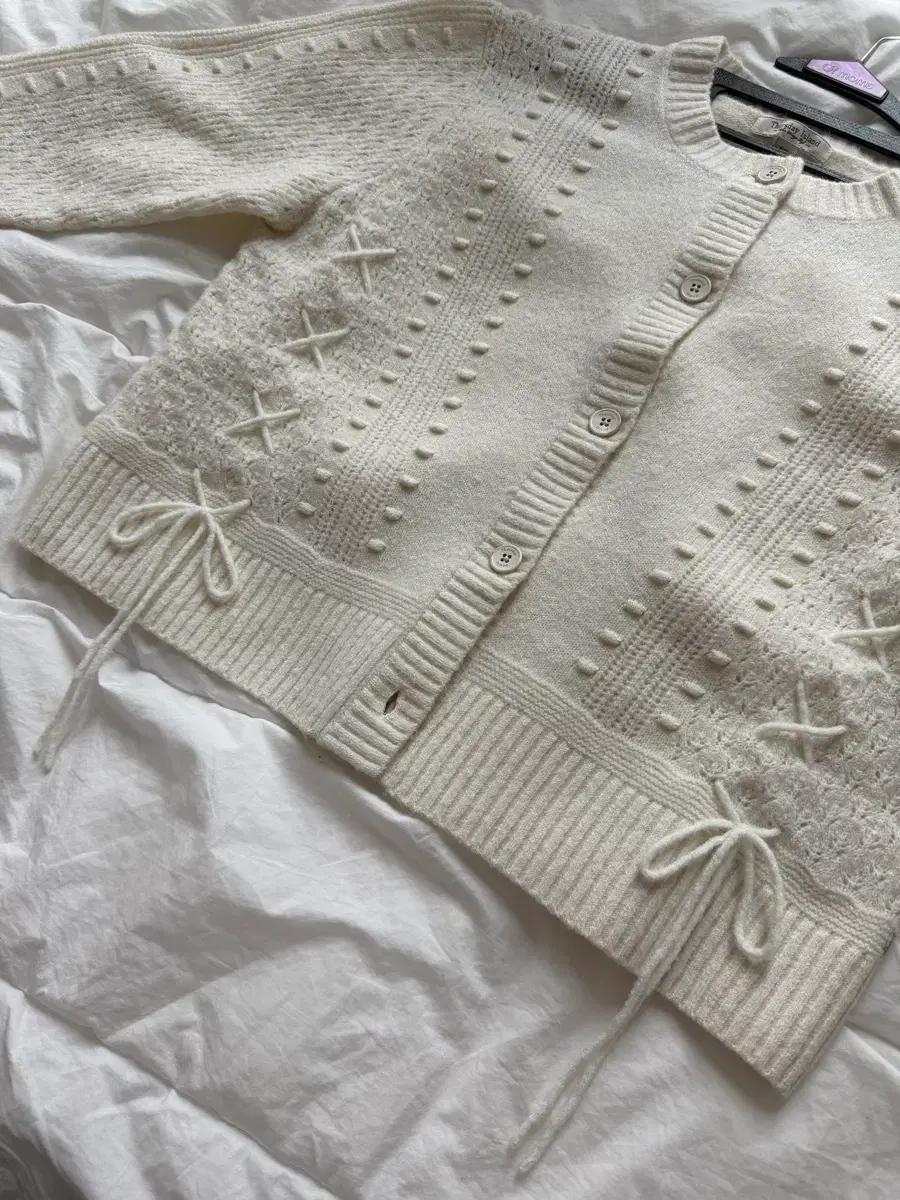 써스데이아일랜드 화이트 가디건