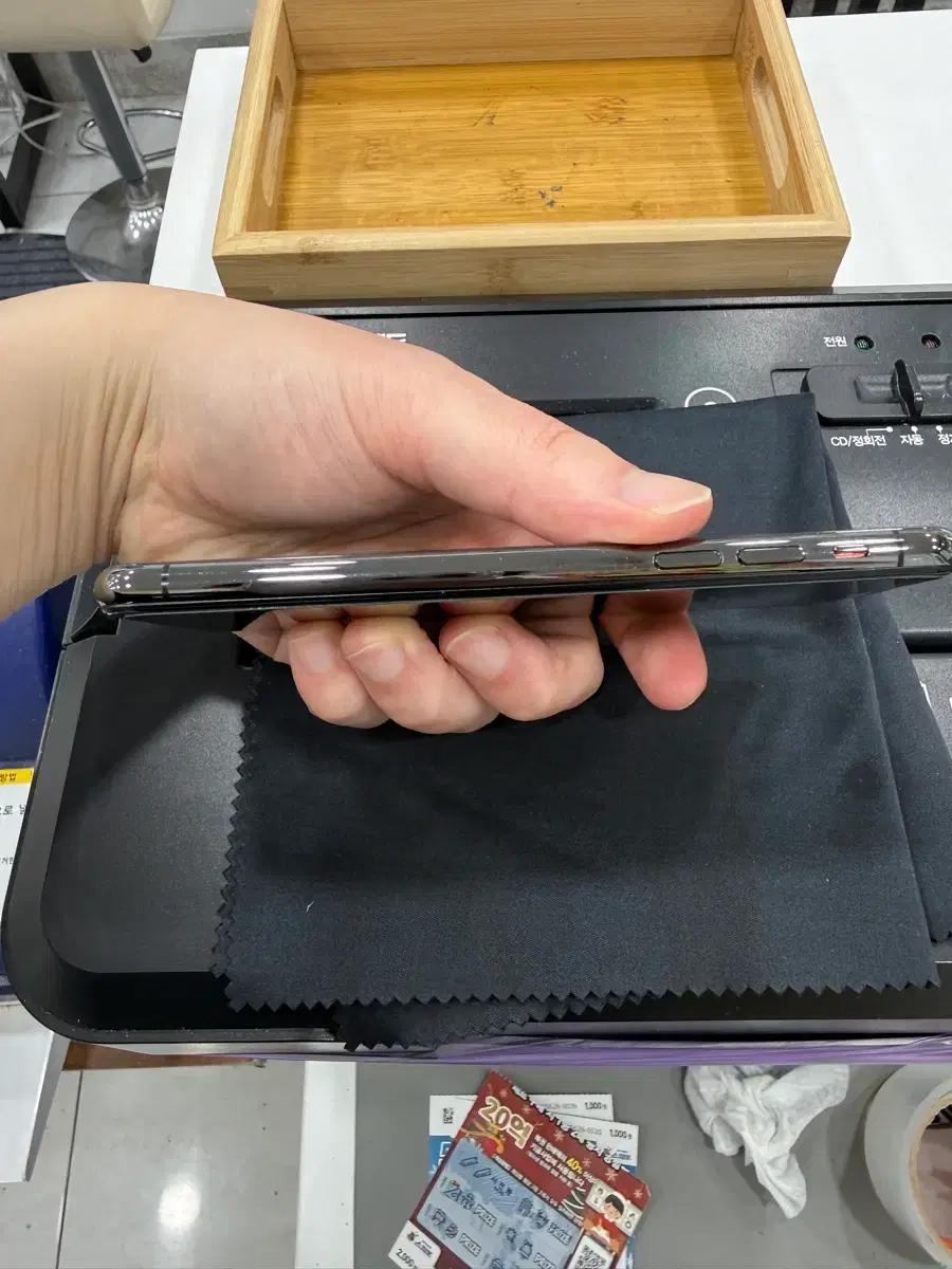 아이폰XS 블랙 256 정상해지 공기계 카메라멍없음