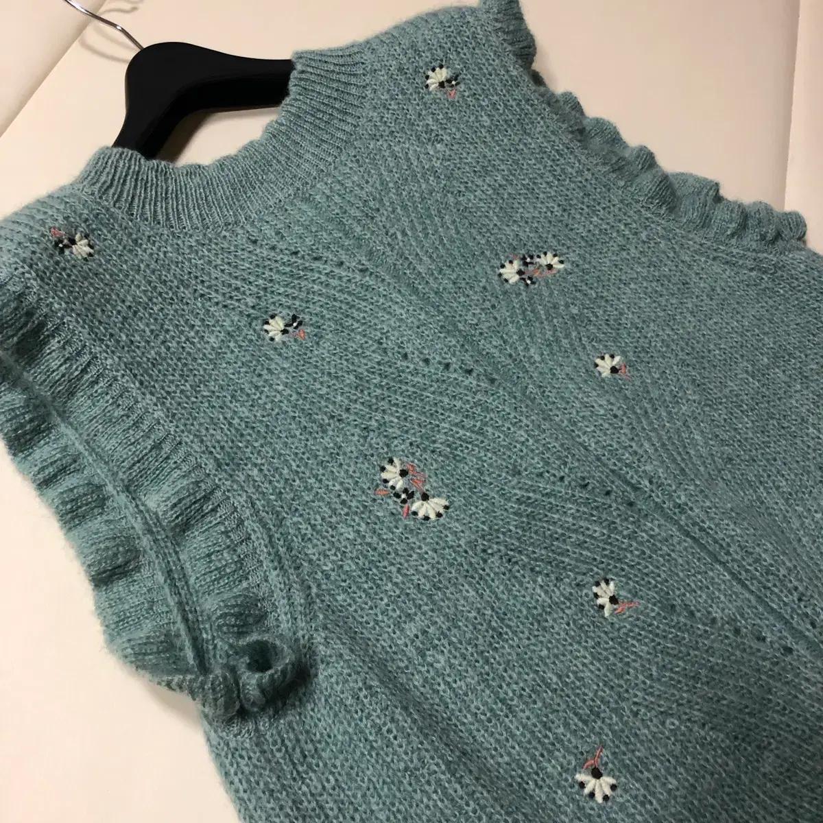 써스데이아일랜드 20년 모헤어 공효진 뒤트임 자수 니트 조끼 베스트