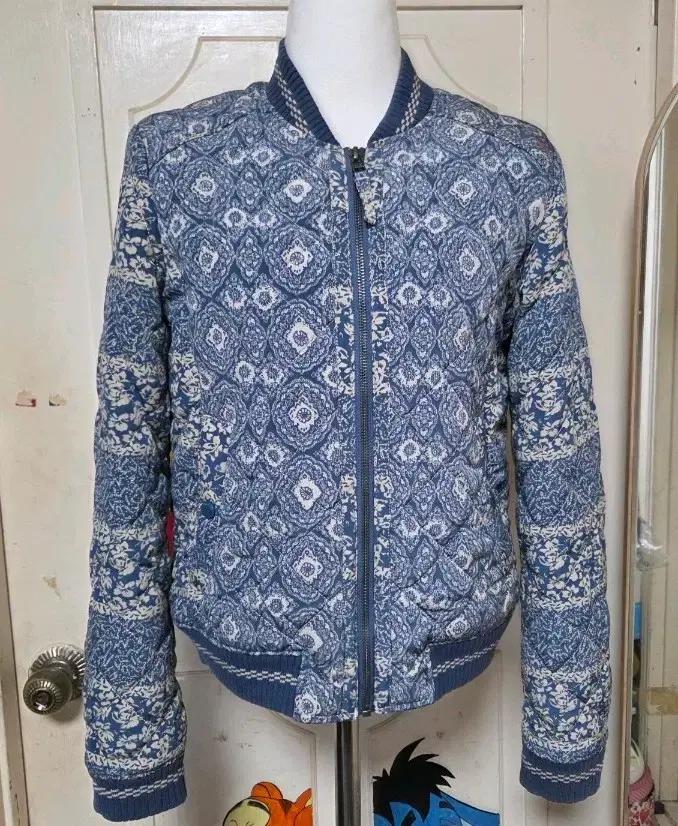 (55) 써스데이아일랜드 패턴 블루종 점퍼