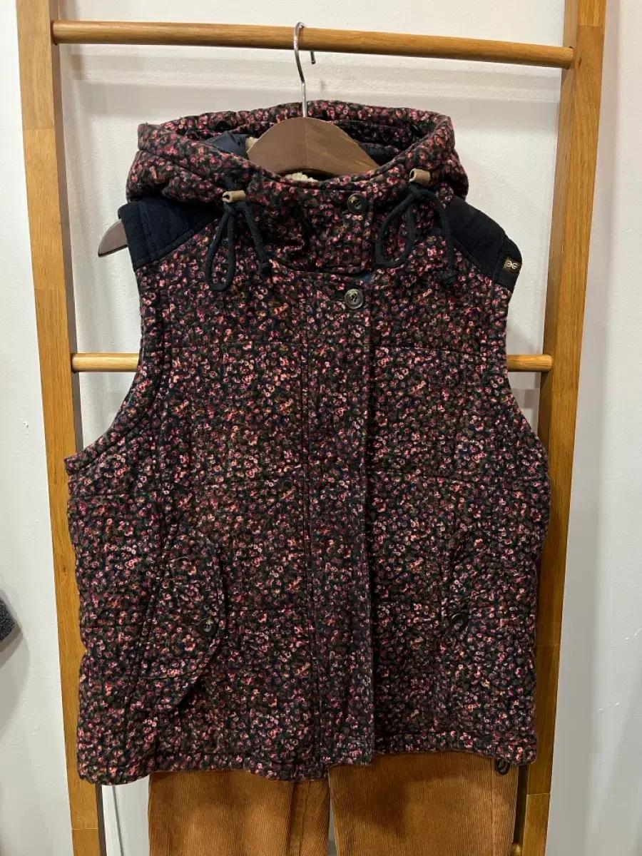 써스데이 아일랜드 플라워 후드 패딩 조끼