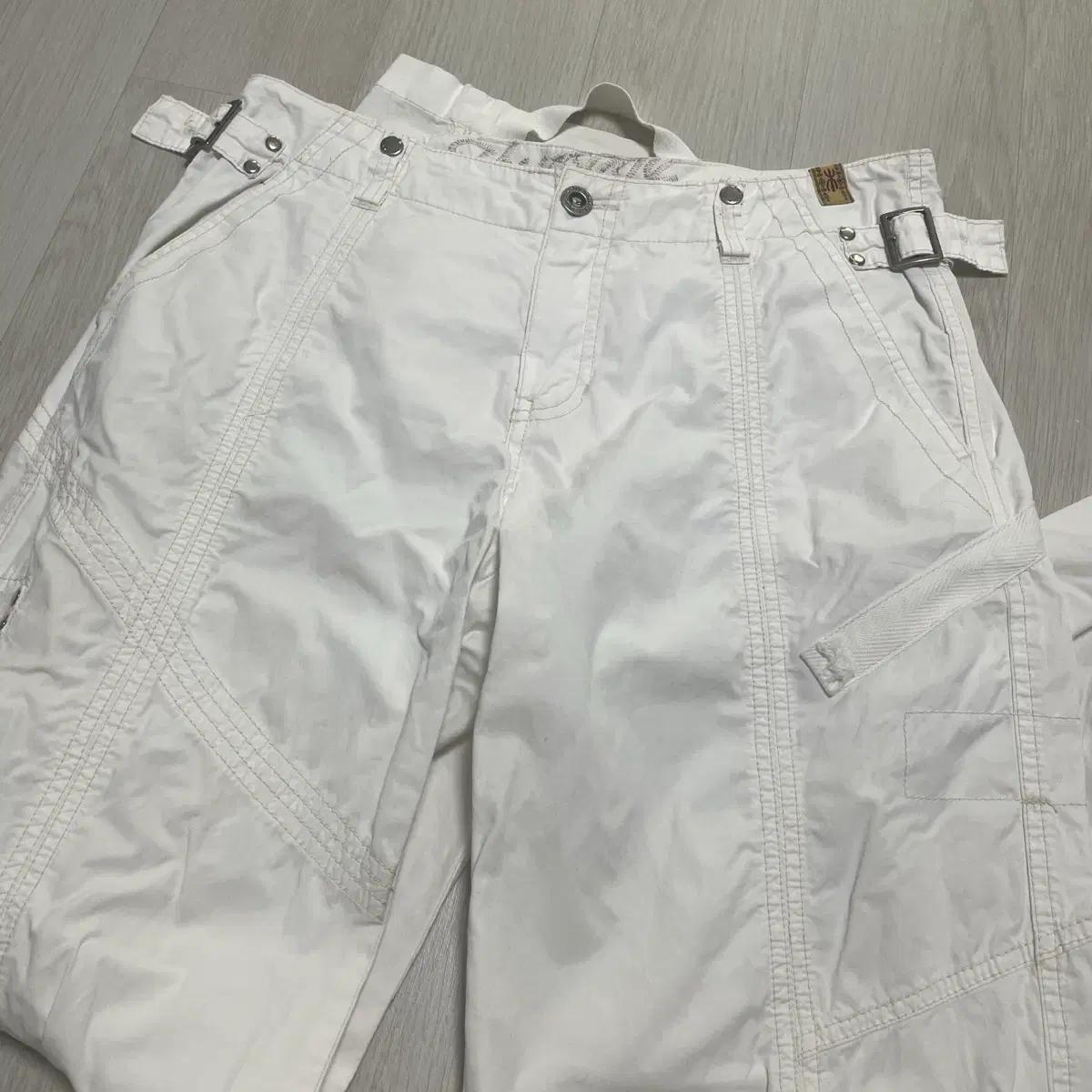 써스데이아일랜드 화이트 카고 팬츠