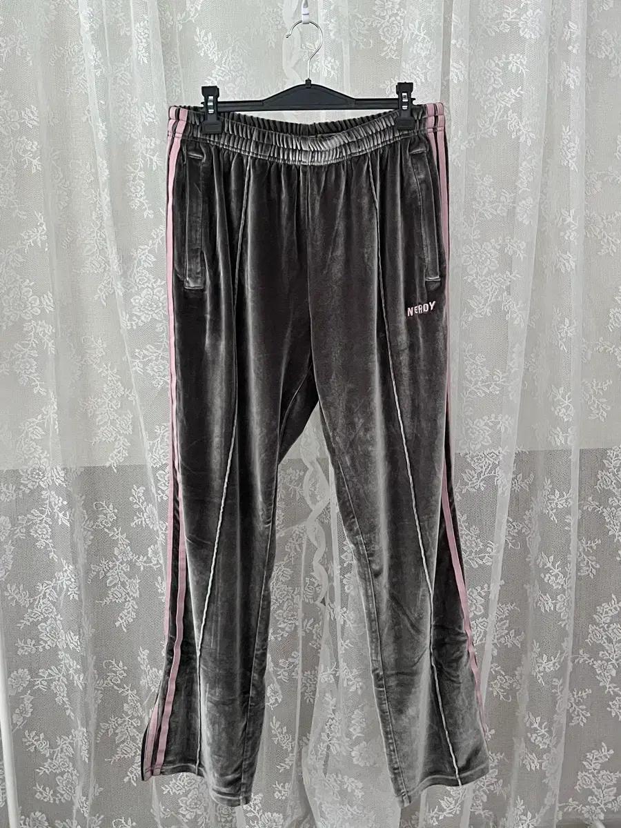 L) 널디 벨벳 트랙팬츠 차콜 핑크