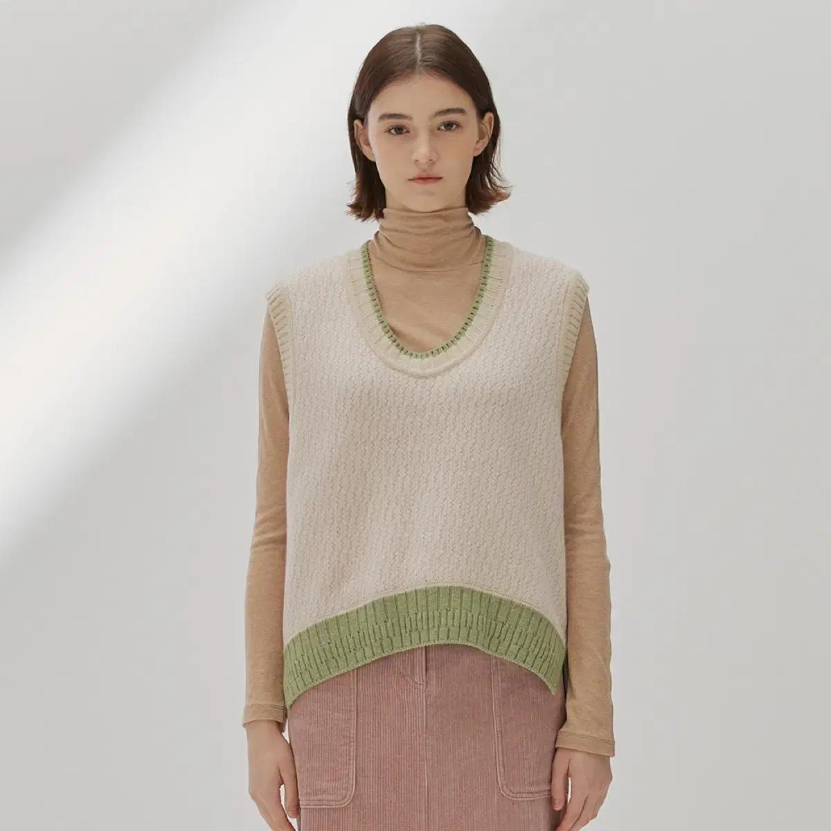 써스데이아일랜드 21년 니트 베스트 조끼 언발 자카드 U넥 레이어드