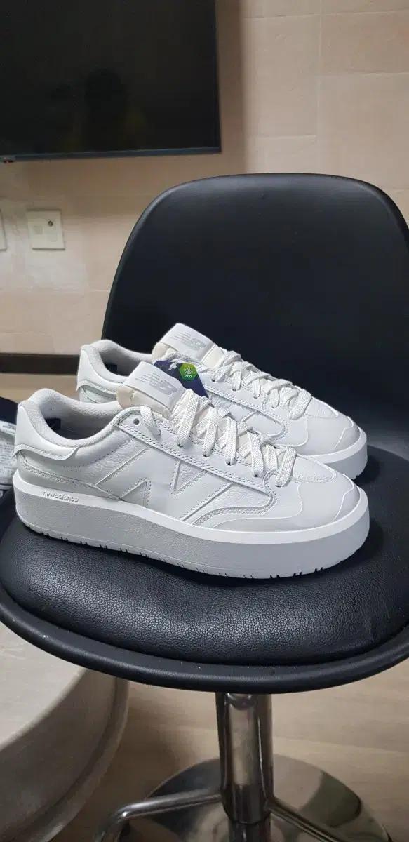 뉴발란스 300 코트화 화이트 240