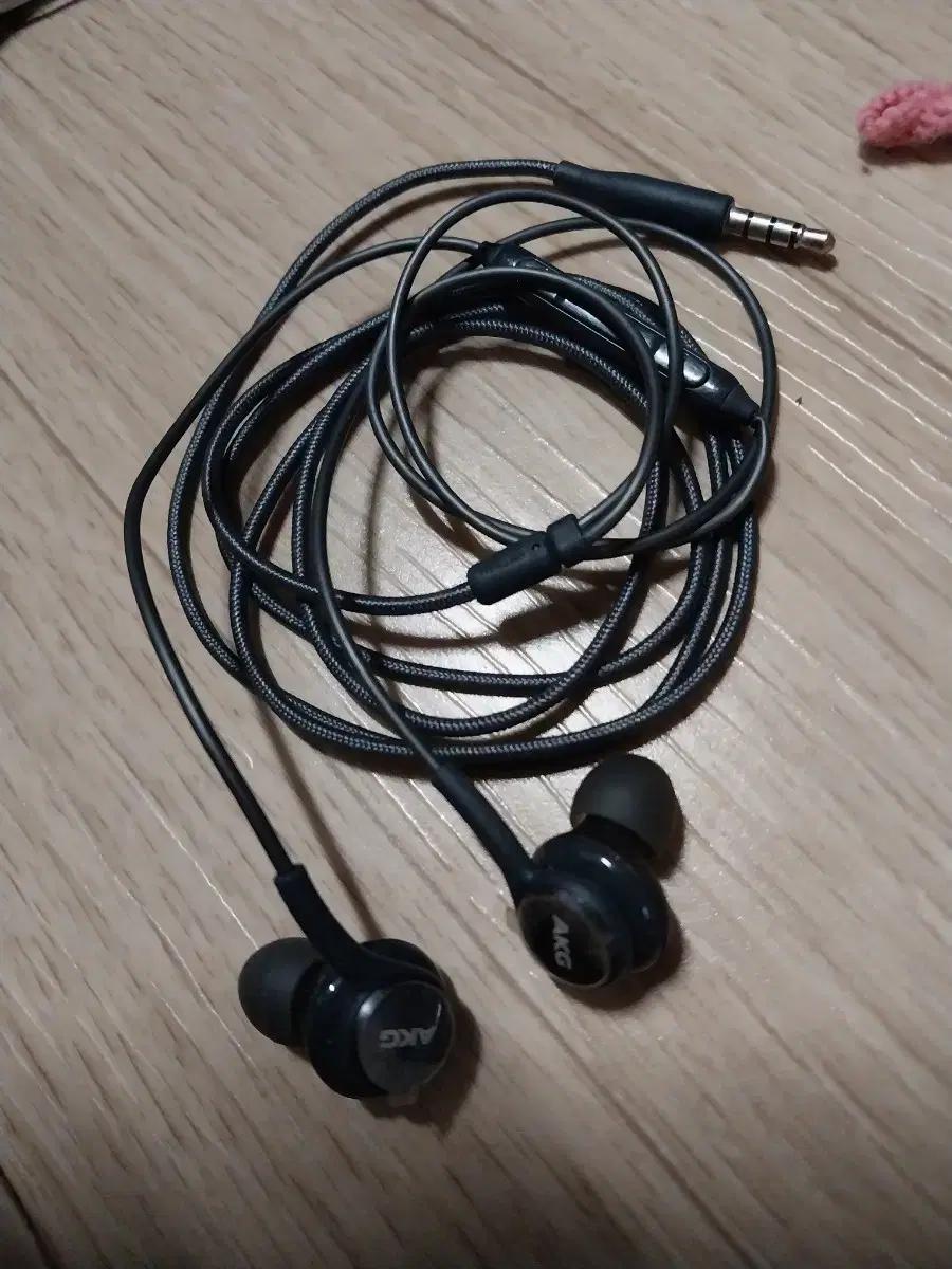 AKG 이어폰 블랙 유선