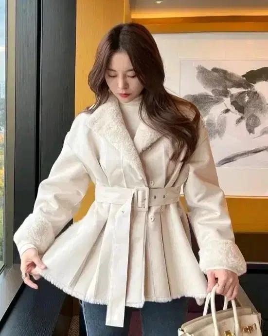 교신 로아르 아옳이 무스탕 벨트 퍼 자켓 (하객룩 원피스 피로연 상견례