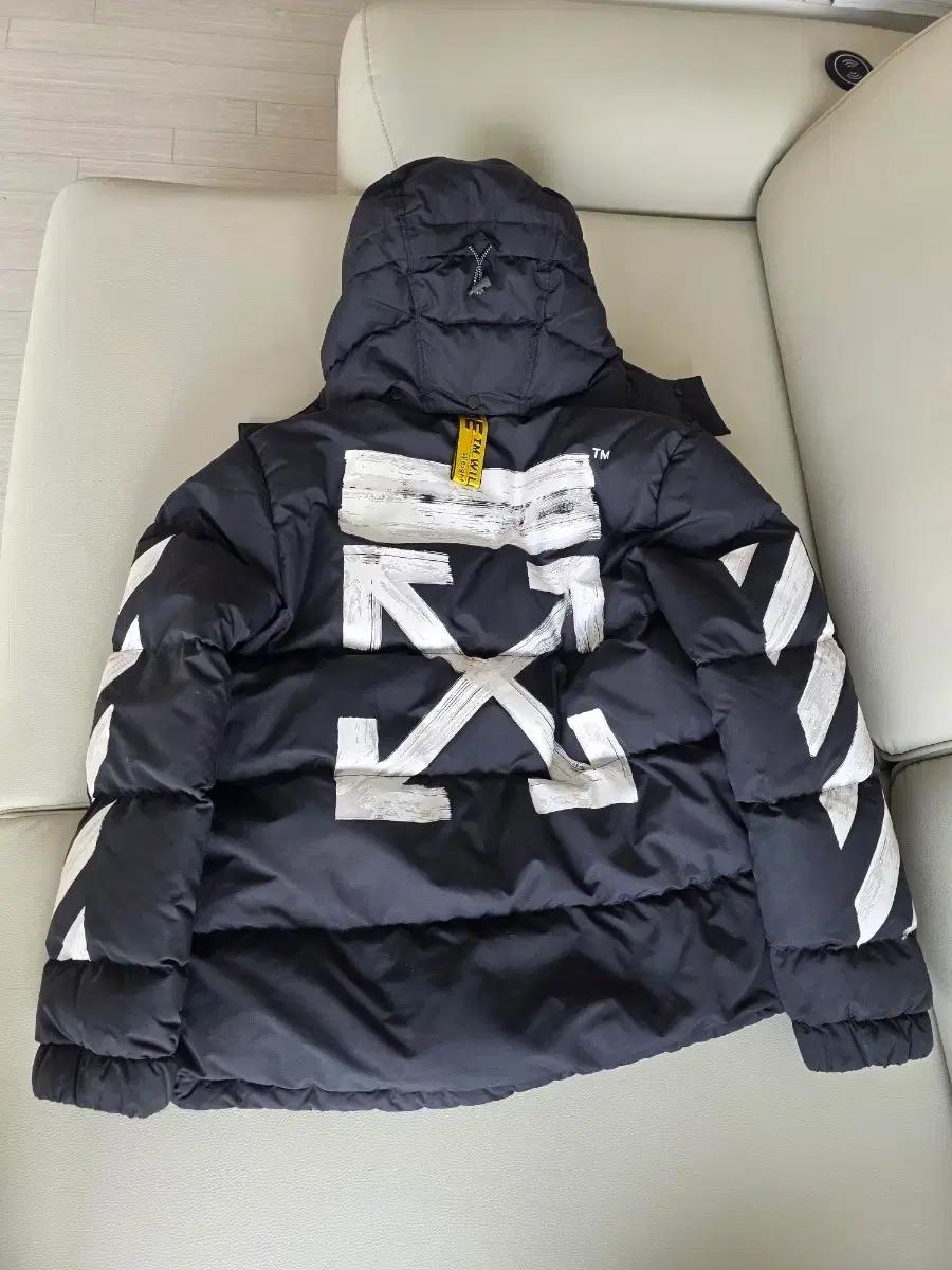 오프화이트 17FW 에로우 푸퍼 자켓 패딩