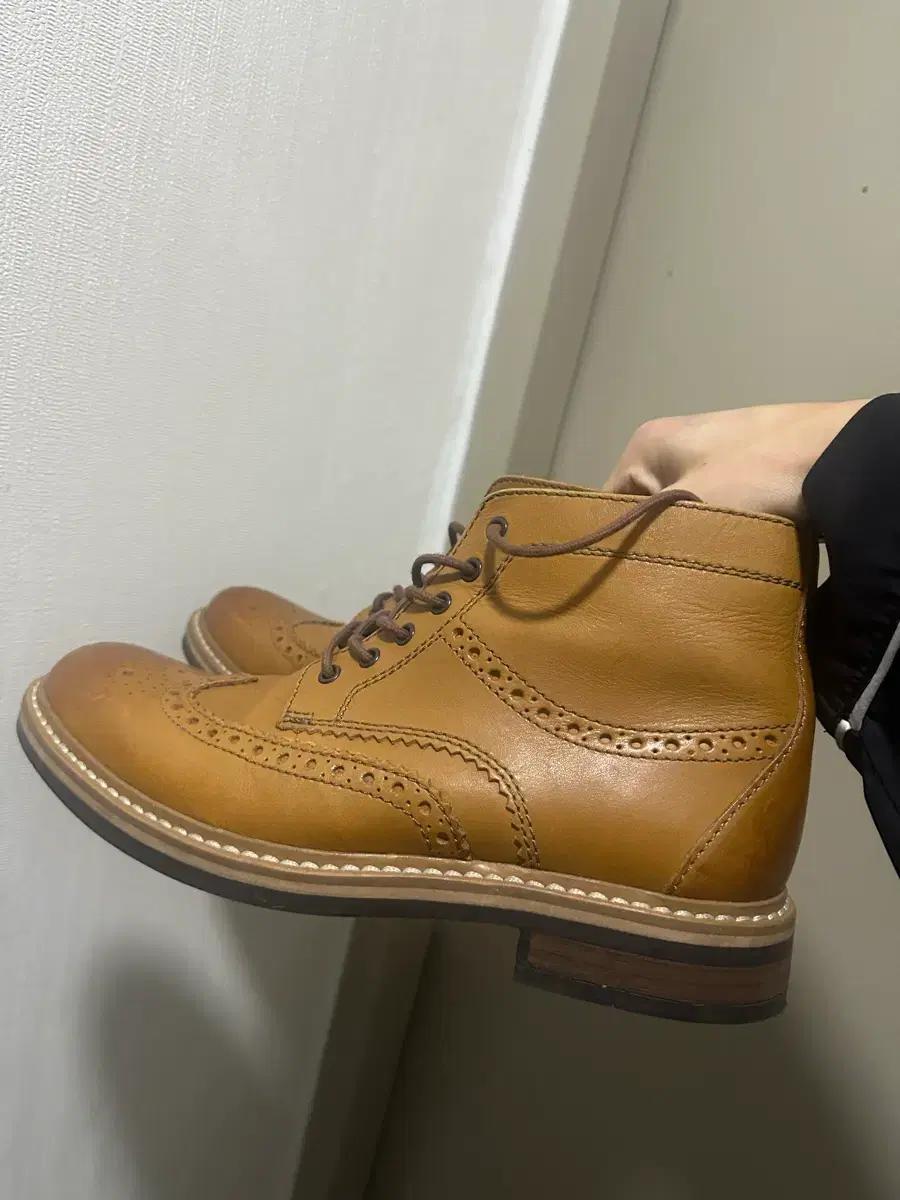 255) 클락스 브라운 윙팁 부츠 팝니다