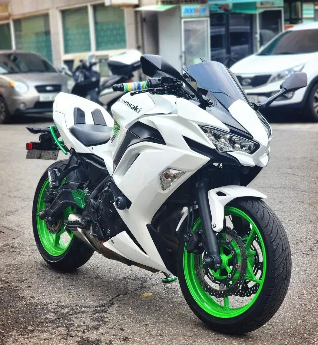 21년식 가와사키 닌자650r ABS 화이트 A급 팝니다
