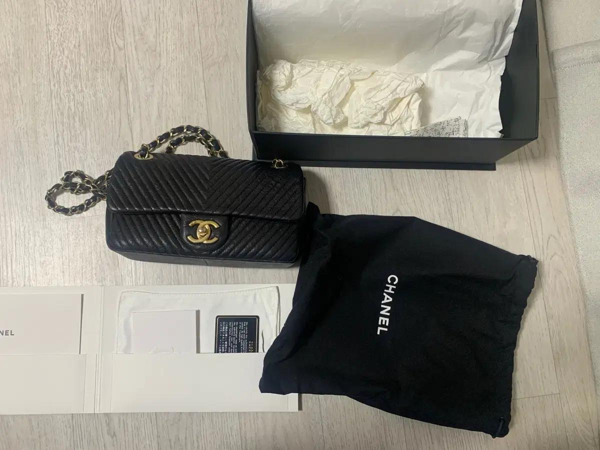 샤넬 클래식 쉐브론 카프스킨 플랩백 숄더 크로스 뉴미니 쁘띠삭