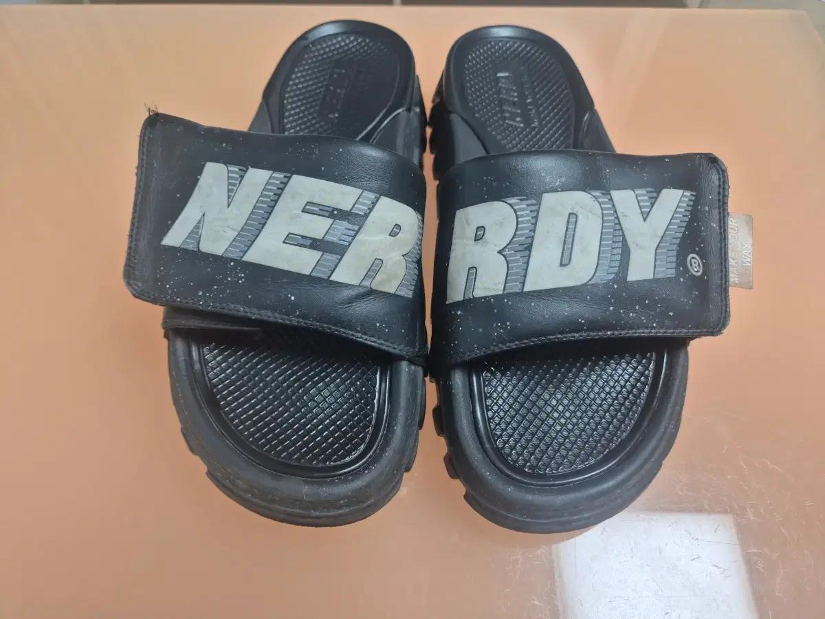NERDY 블랙 슬라이드 널디 슬리퍼